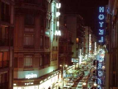 E venne cos� aggiunta allo stabile la sua insegna a neon, sia verticale sia orizzontale